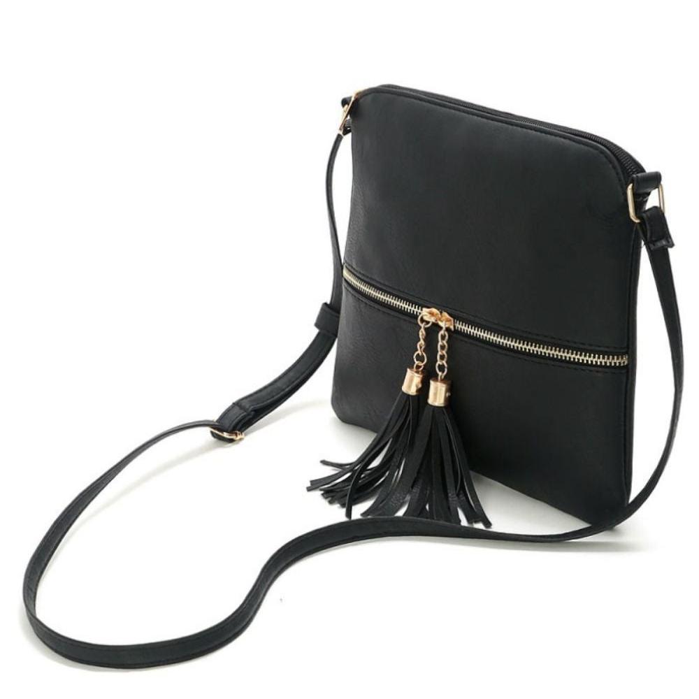 Borsa a tracolla nera in pelle sintetica con cerniera dorata e nappine decorative. Design elegante, ideale per moda femminile e accessori.