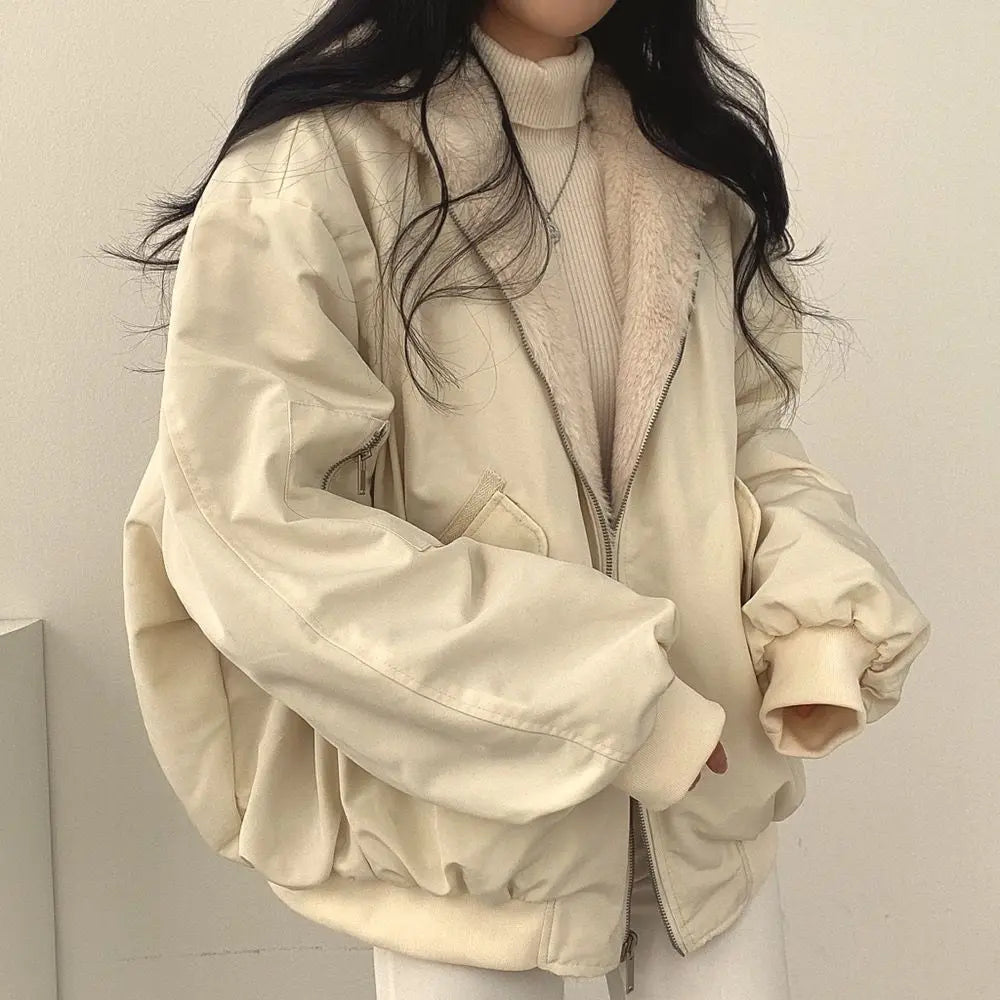 Giacca oversize beige con zip, colletto in pelliccia sintetica, indossata su maglione a collo alto. Moda donna autunno inverno, stile casual chic.