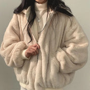Giacca in pelliccia sintetica beige, donna, stile casual, con cerniera, collo alto, perfetta per l'inverno. Moda femminile, abbigliamento caldo.