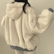 Giacca in pelliccia sintetica bianca con cappuccio, design oversize, maniche lunghe, moda invernale donna, calda e morbida, stile casual elegante.