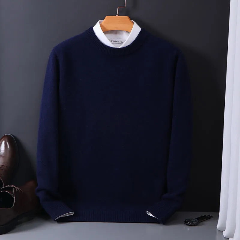 Maglione blu scuro da uomo su gruccia, sfondo nero, accanto a scarpe eleganti marroni. Elegante, moda maschile, abbigliamento invernale.