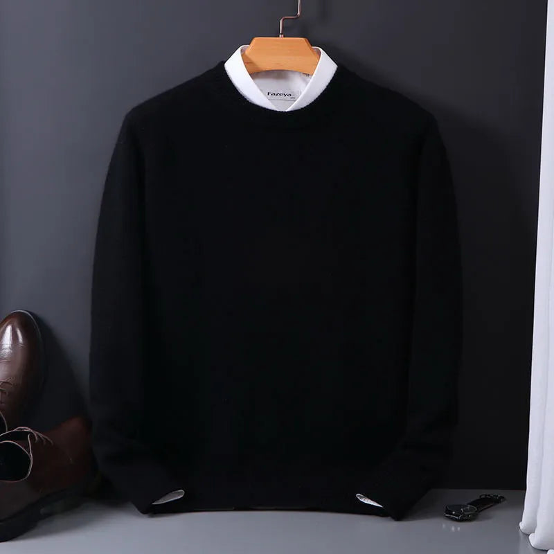 Maglione nero da uomo in lana, collo rotondo, su gruccia. Elegante e caldo, ideale per l'inverno. Scarpe eleganti marroni visibili a lato.
