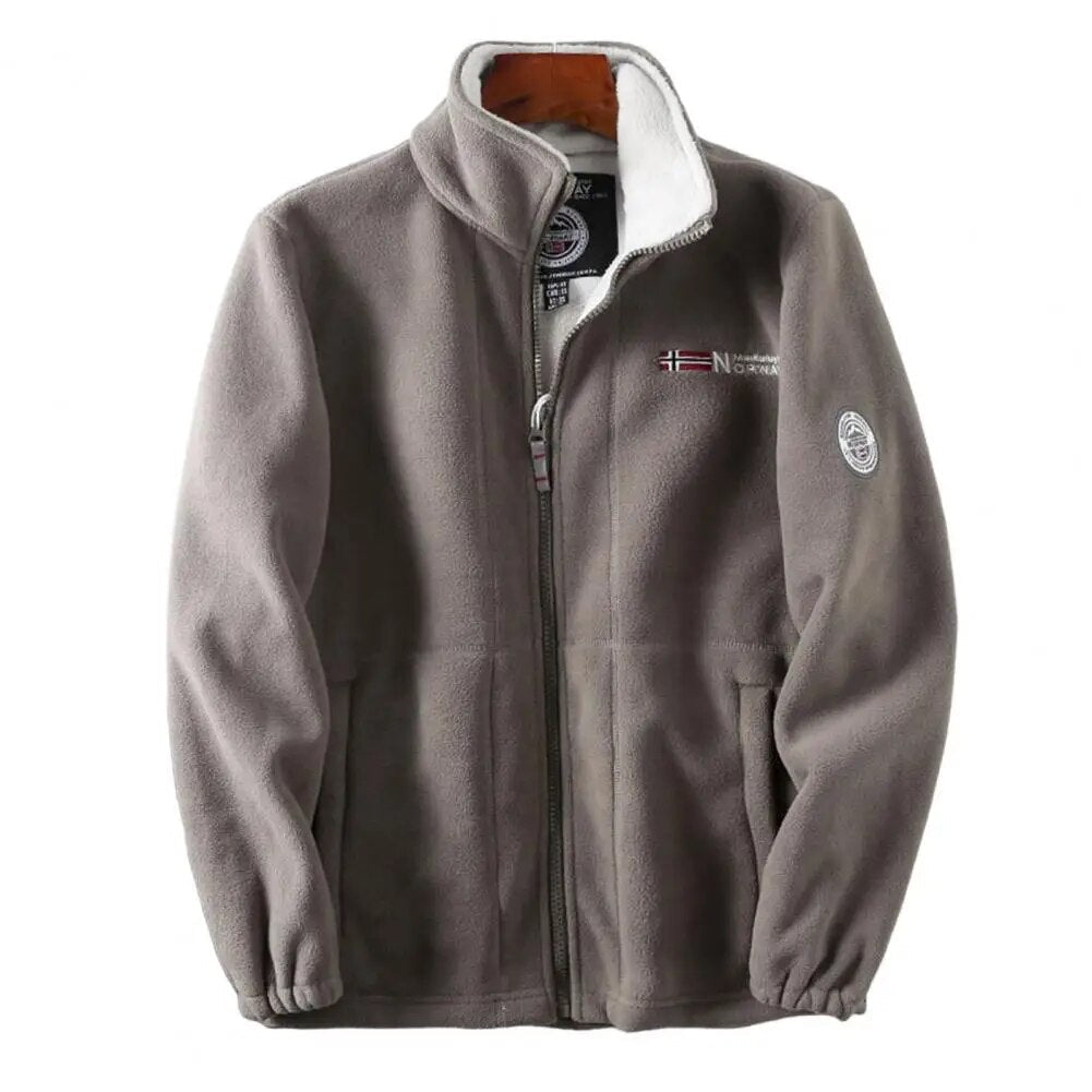 Giacca in pile grigio con zip, colletto alto, logo ricamato, tasche laterali. Abbigliamento invernale caldo, moda uomo, stile casual.