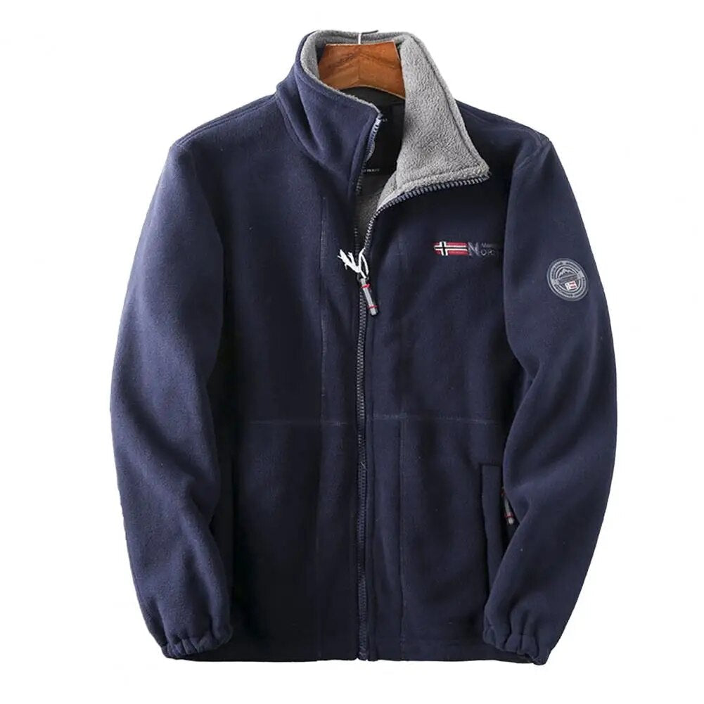 Giacca in pile blu scuro con zip, colletto alto e logo ricamato. Ideale per l'inverno, calda e confortevole. Perfetta per attività all'aperto.