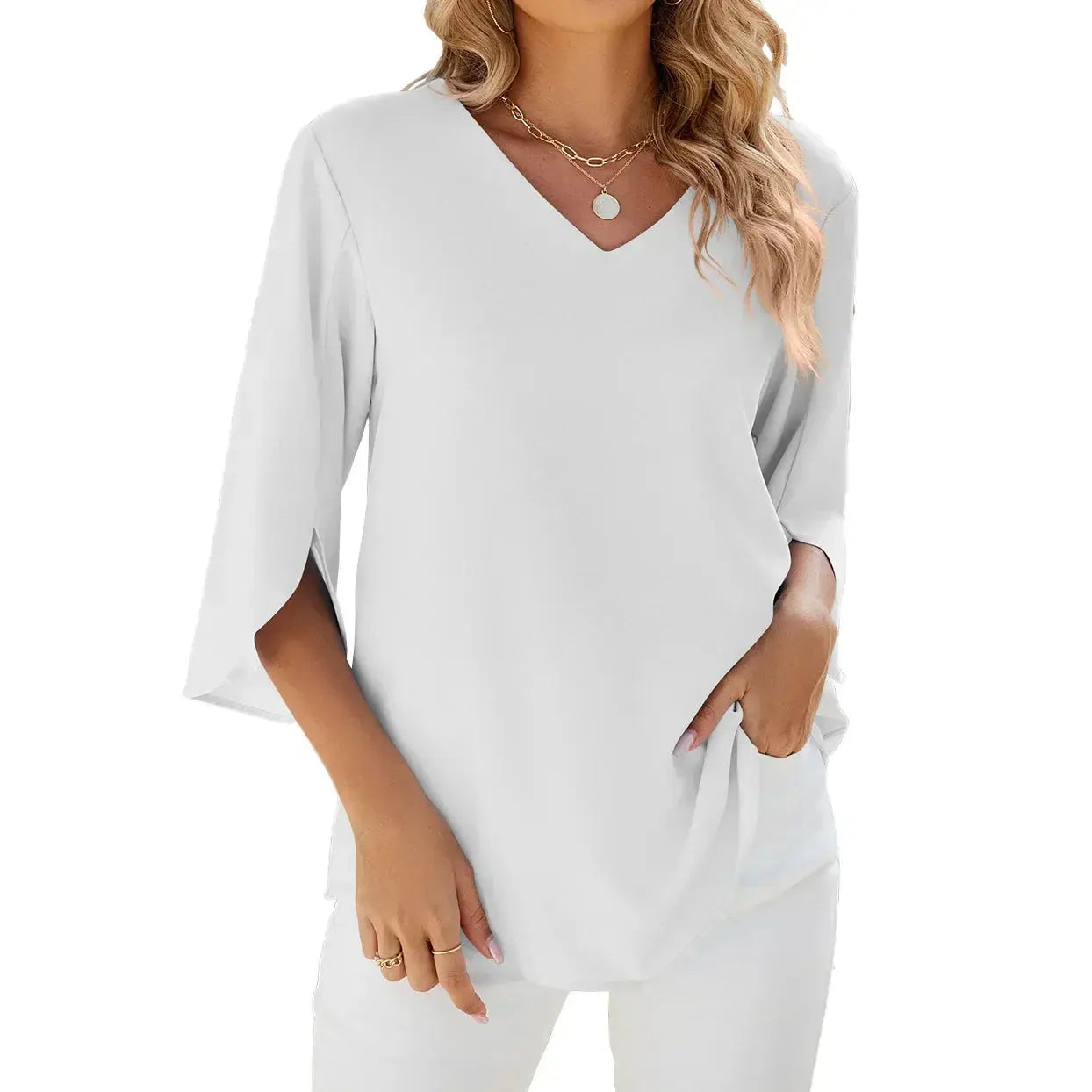 Maglietta bianca da donna con scollo a V, maniche a tre quarti, indossata da modella. Moda casual elegante, perfetta per look estivi e primaverili.