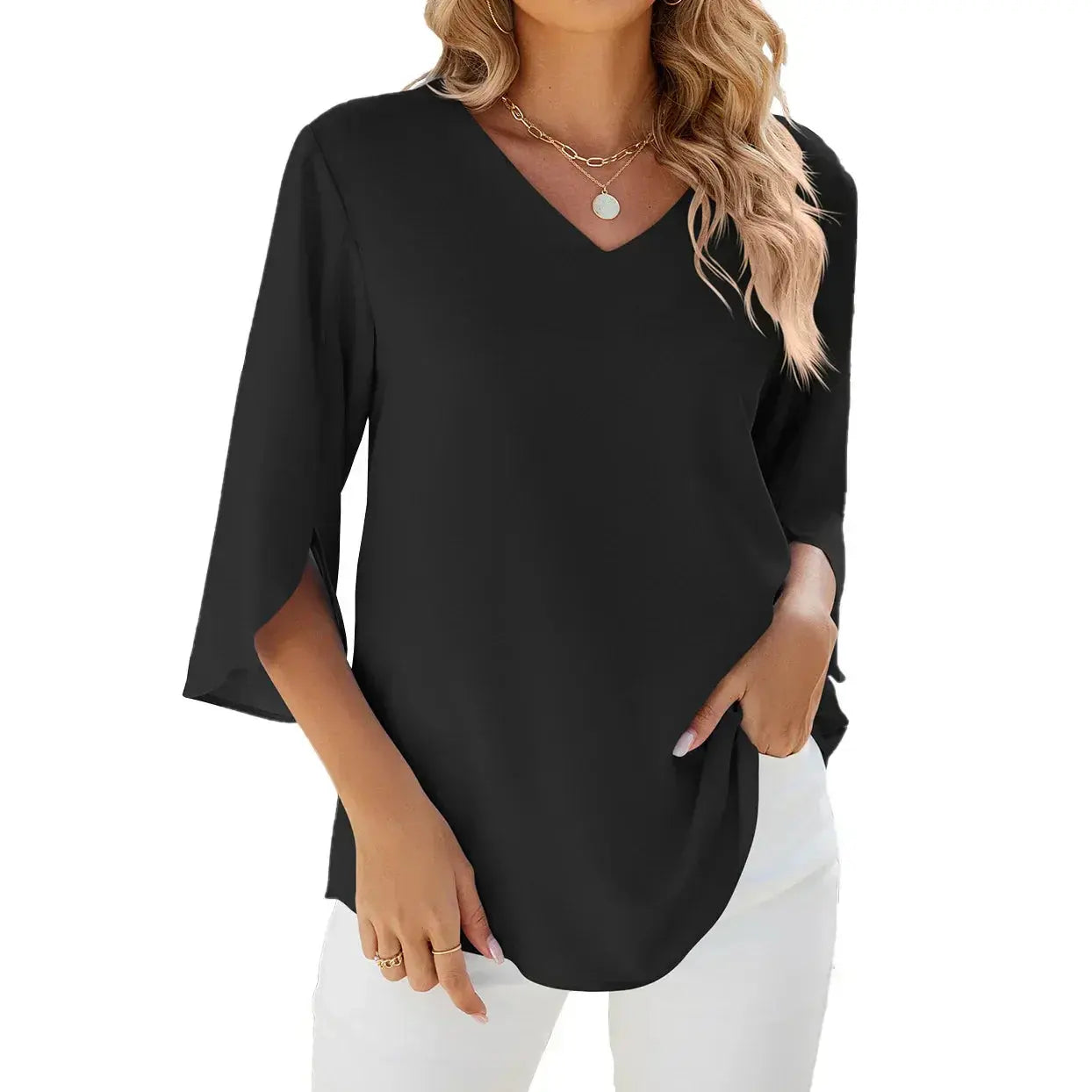 Blusa nera da donna con scollo a V, maniche a 3/4, abbinata a pantaloni bianchi. Elegante e casual, perfetta per ogni occasione.