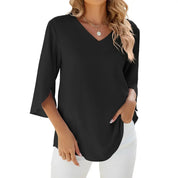 Blusa nera da donna con scollo a V, maniche a 3/4, abbinata a pantaloni bianchi. Elegante e casual, perfetta per ogni occasione.