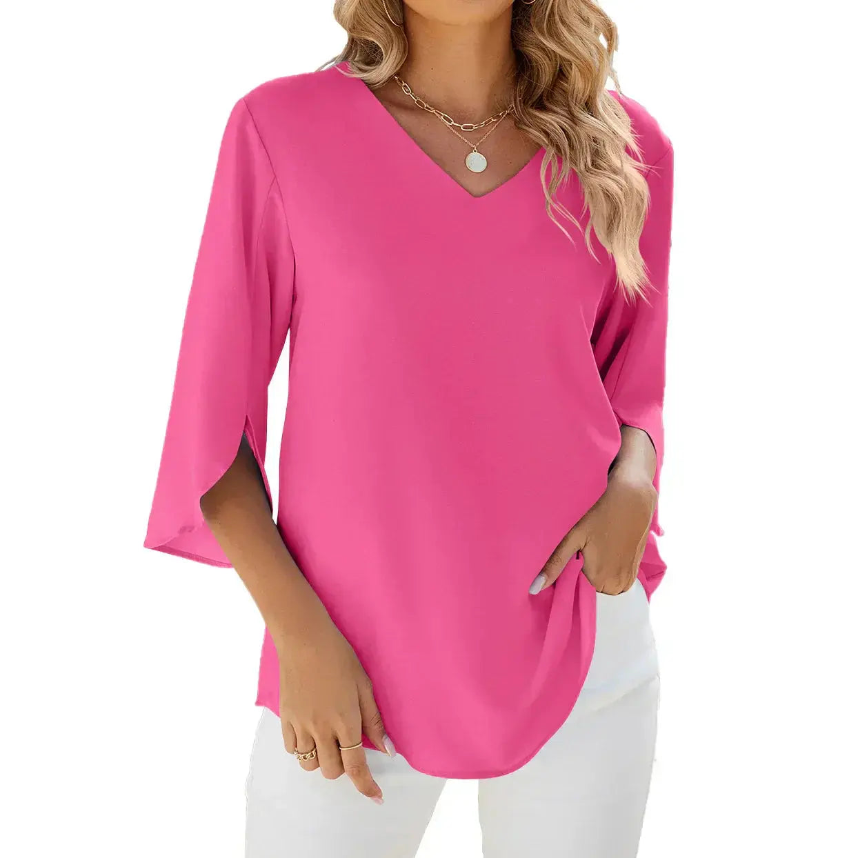 Blusa donna rosa con scollo a V, maniche a tre quarti, tessuto leggero. Ideale per moda casual, primavera estate. Accessori: collana oro.