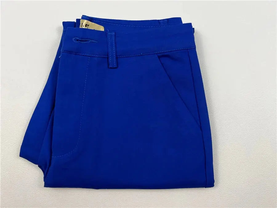 Pantaloni blu piegati, tessuto morbido, tasche laterali, design casual. Ideali per moda uomo, abbigliamento estivo, comfort quotidiano.