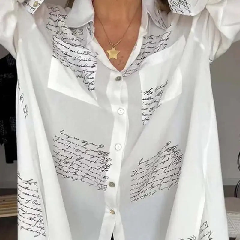 Camicia bianca da donna con stampa calligrafica nera, colletto classico e bottoni. Moda elegante, abbigliamento casual, tendenza 2023.