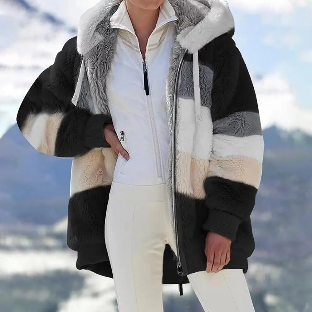 Giacca invernale donna in pelliccia sintetica a righe bianche, nere e grigie, con cappuccio. Moda calda e casual per l'inverno.