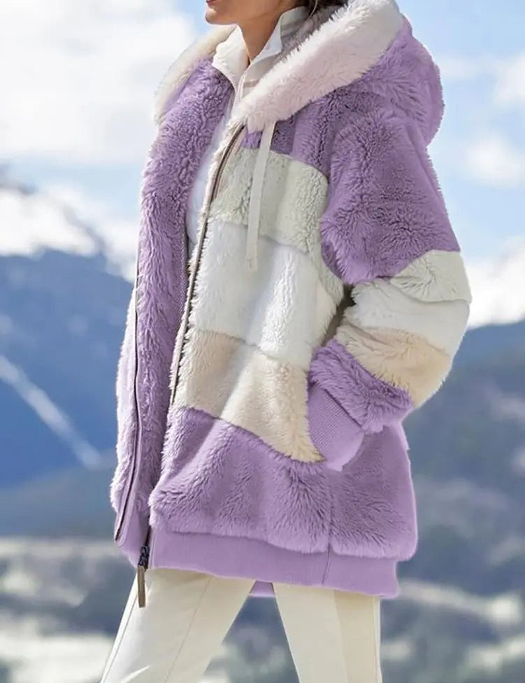 Giacca invernale donna in pelliccia sintetica viola e bianca, con cappuccio, design a blocchi di colore, ideale per look casual e caldi in montagna.
