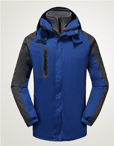 Giacca impermeabile blu da uomo con cappuccio, tasca con zip sul petto, maniche nere. Ideale per escursioni e attività outdoor.