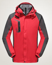 Giacca impermeabile rossa da uomo con cappuccio, dettagli neri, chiusura zip, tasca frontale, ideale per escursioni e attività outdoor.