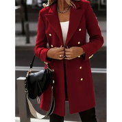 Cappotto rosso elegante da donna con bottoni dorati, indossato su top bianco. Accessoriato con borsa nera a tracolla. Moda autunnale chic.