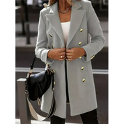 Cappotto donna elegante grigio con bottoni dorati, abbinato a borsa nera. Moda autunnale, stile sofisticato, abbigliamento femminile di tendenza.