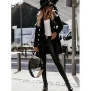 Donna alla moda con cappotto nero, pantaloni in pelle, stivali e borsa elegante. Look autunnale chic, perfetto per lo street style urbano.