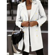 Cappotto donna elegante bianco, doppio petto, bottoni dorati, abbinato a borsa nera. Moda autunnale, stile chic, abbigliamento femminile.