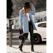 Donna con cappotto azzurro, pantaloni neri e stivali, indossa cappello nero. Moda autunnale elegante, look urbano chic. Shopping, abbigliamento donna.