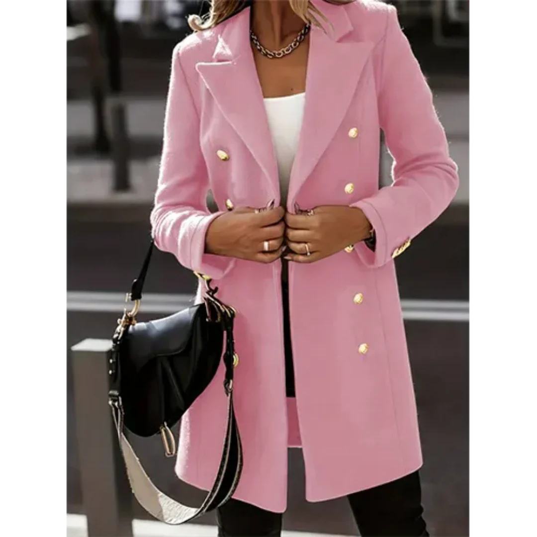 Cappotto rosa donna elegante, doppiopetto con bottoni dorati, abbinato a borsa nera. Moda autunnale, stile chic e sofisticato.
