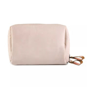 Astuccio cosmetico beige in tessuto, chiusura con zip, design minimalista, ideale per viaggio e organizzazione trucco. Accessorio moda pratico.