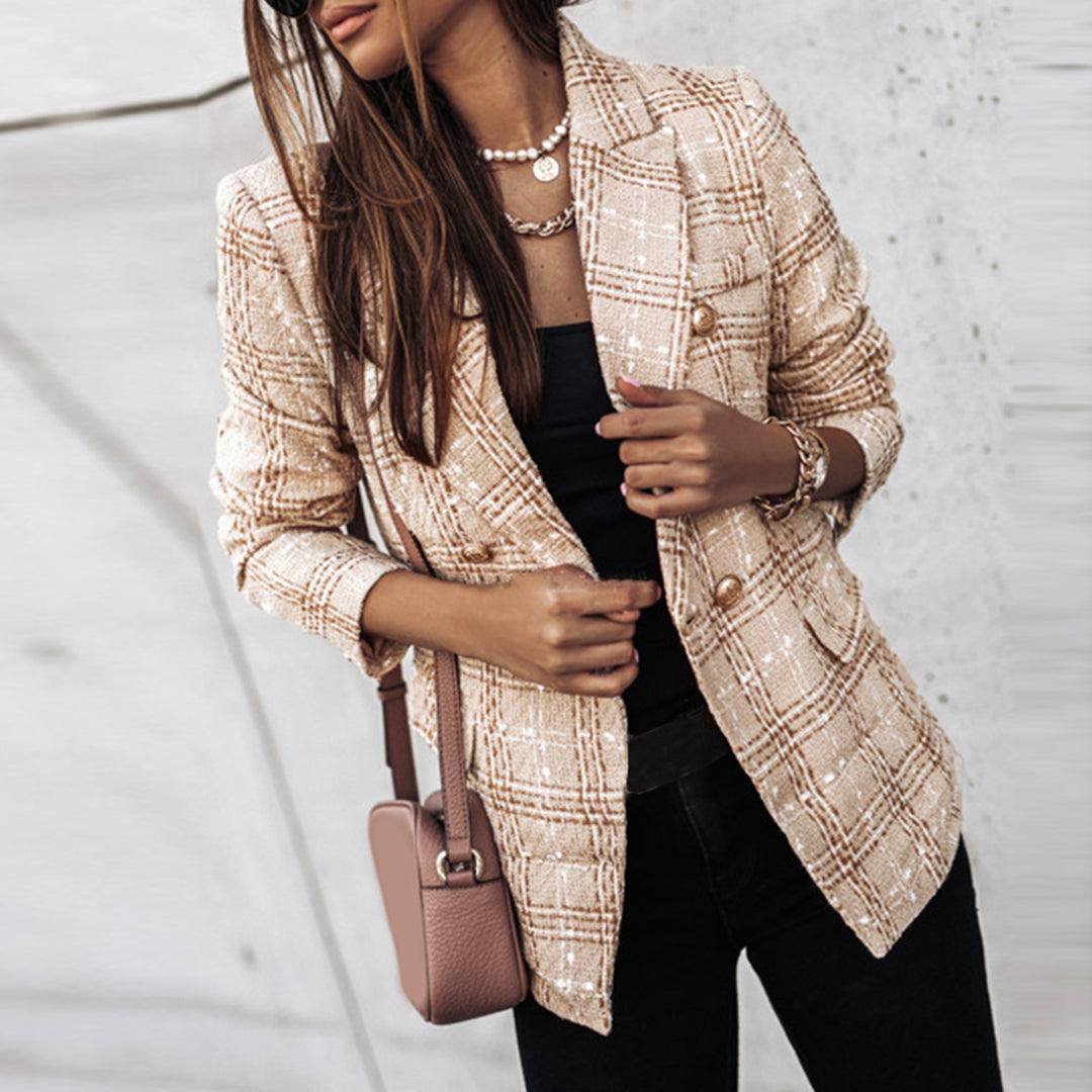 Giacca a quadri beige da donna, elegante e moderna, abbinata a top nero e borsa a tracolla rosa. Stile casual chic, moda autunnale.