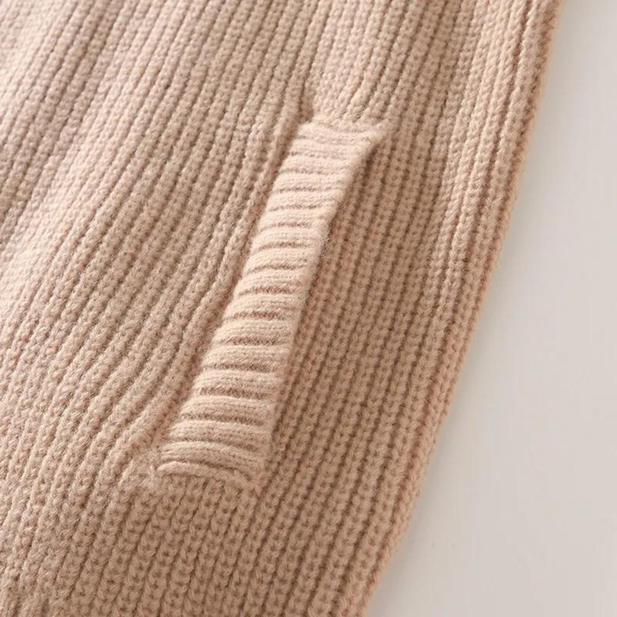 Maglione beige in lana a coste con tasca laterale, moda autunno inverno, abbigliamento caldo e confortevole, stile casual elegante.