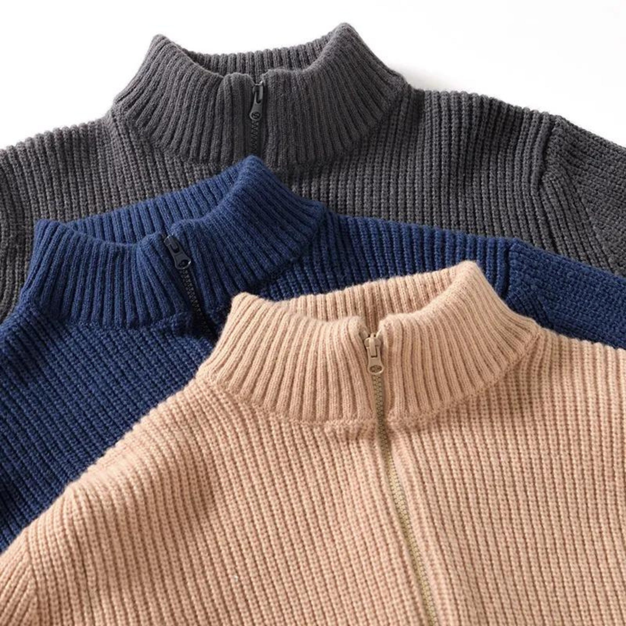 Tre maglioni a collo alto in lana a coste, colori grigio, blu e beige, con cerniera. Moda invernale, abbigliamento caldo e confortevole.