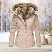 Giacca invernale beige da donna con cappuccio in pelliccia sintetica, design trapuntato, su sfondo invernale. Elegante e calda per l'inverno.