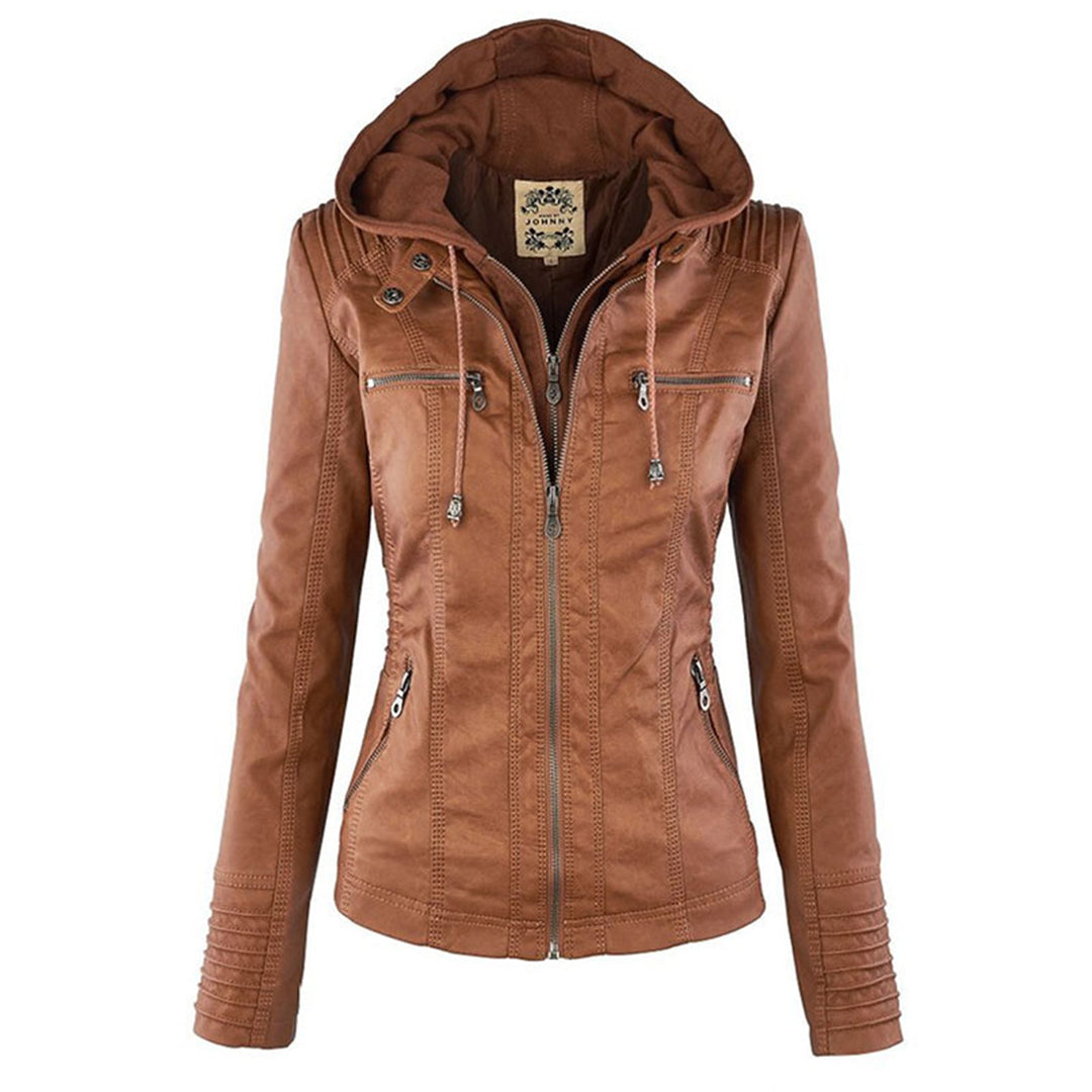 Giacca in ecopelle marrone da donna con cappuccio, zip frontale, tasche con cerniera, dettagli trapuntati, stile casual e moderno.