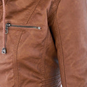 Giacca in pelle marrone con cerniera, cuciture decorative e tasca frontale. Moda uomo, abbigliamento autunnale, stile casual elegante.