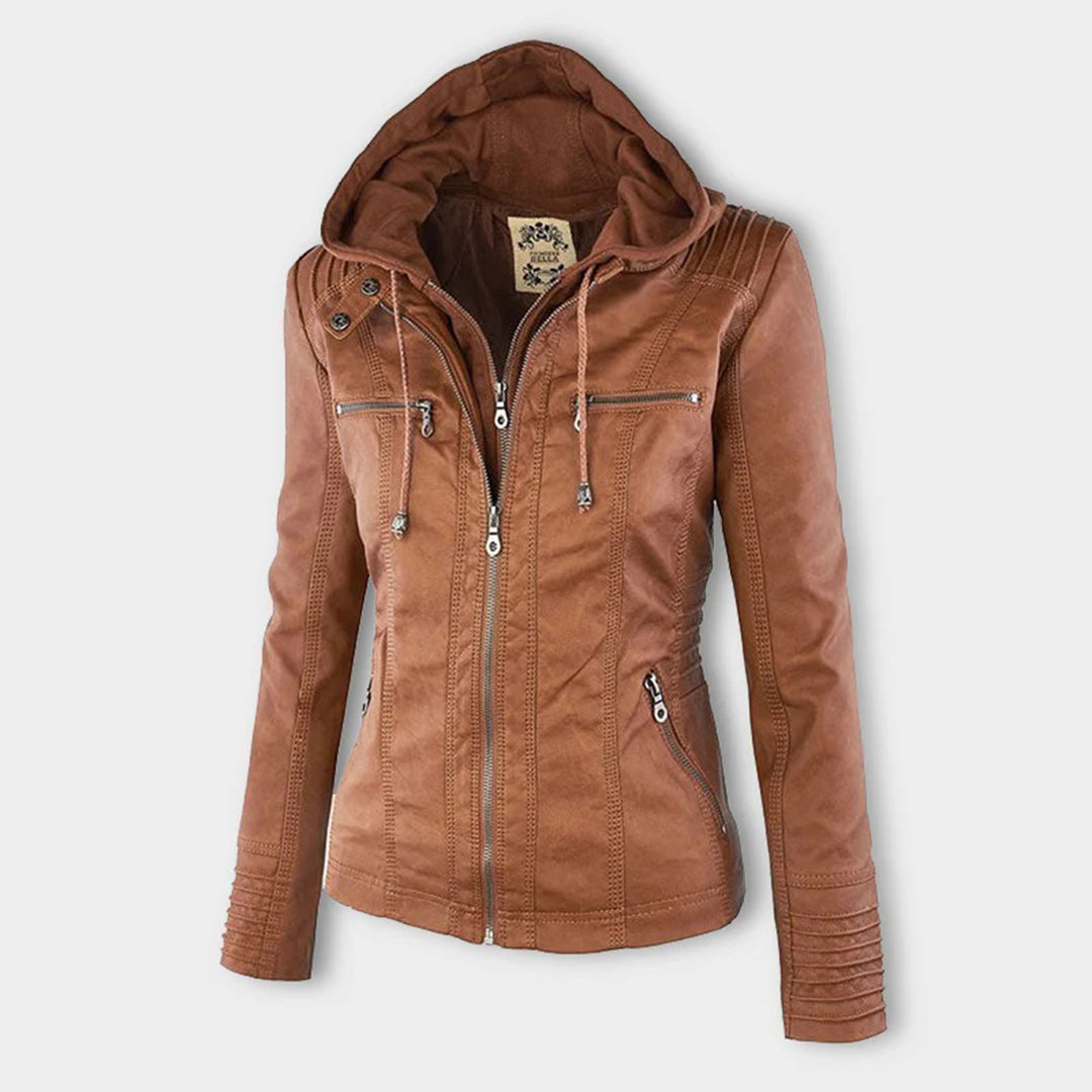 Giacca in pelle marrone da donna con cappuccio, zip frontale e tasche multiple. Design elegante e moderno, ideale per moda autunnale.