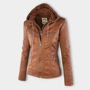 Giacca in pelle marrone da donna con cappuccio, zip frontale e tasche multiple. Design elegante e moderno, ideale per moda autunnale.