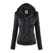 Giacca in pelle nera da donna con cappuccio, zip frontale, tasche multiple e dettagli trapuntati. Stile casual, moda autunno-inverno.
