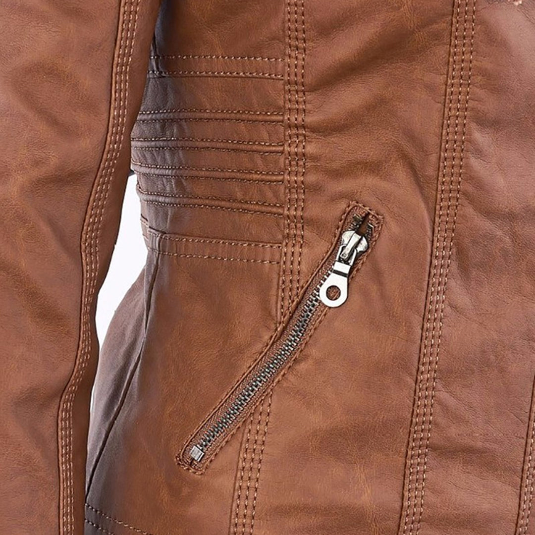 Giacca in pelle marrone da donna con cerniera laterale, cuciture decorative, stile casual, moda autunno inverno, abbigliamento femminile elegante.