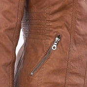 Giacca in pelle marrone da donna con cerniera laterale, cuciture decorative, stile casual, moda autunno inverno, abbigliamento femminile elegante.