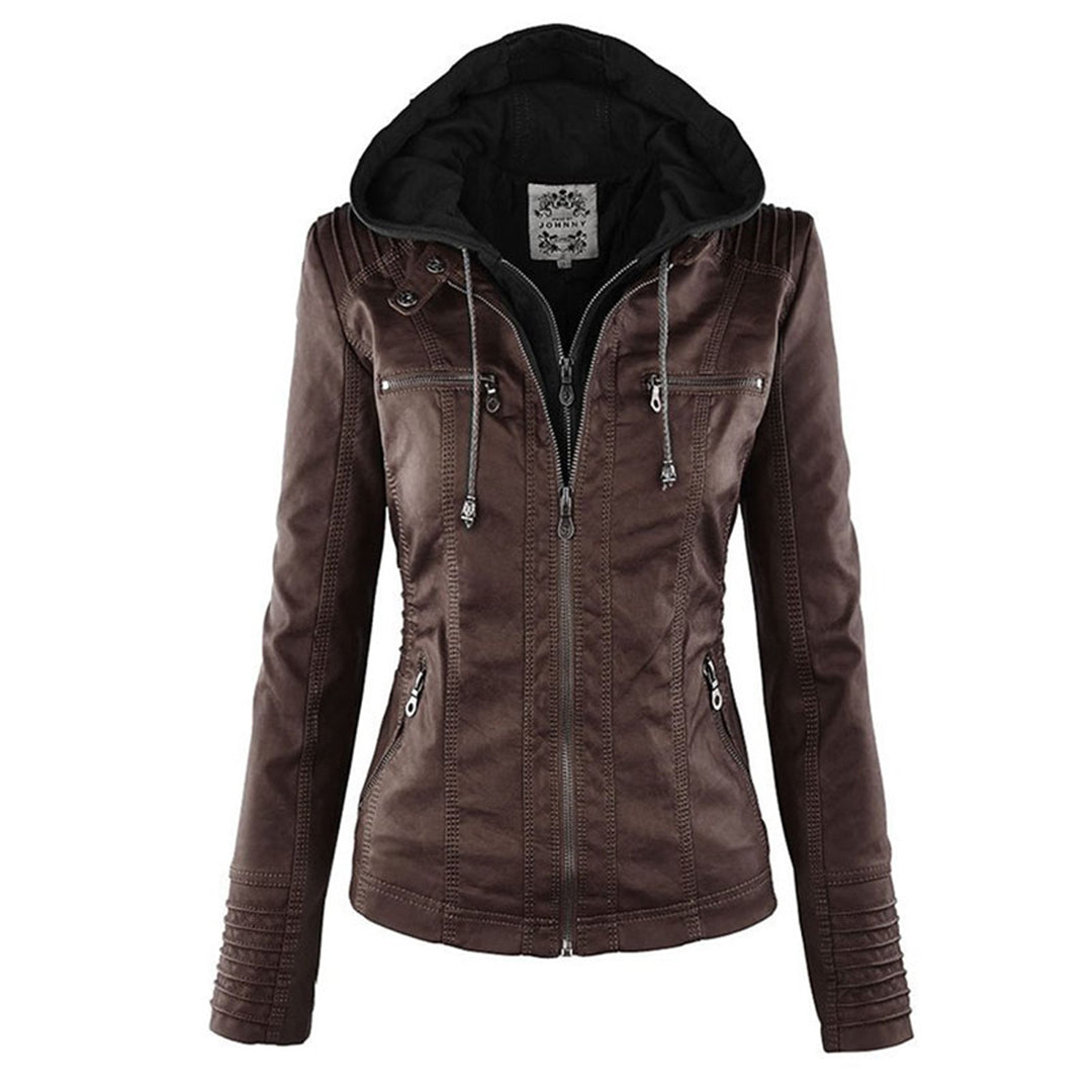Giacca in pelle marrone da donna con cappuccio, zip frontale, tasche multiple e dettagli trapuntati. Stile casual, moda autunno inverno.