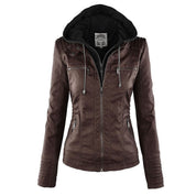 Giacca in pelle marrone da donna con cappuccio, zip frontale, tasche multiple e dettagli trapuntati. Stile casual, moda autunno inverno.