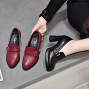 Scarpe donna eleganti, mocassini rossi e décolleté nere con tacco, fibbia dorata. Moda calzature femminili, stile classico e moderno.