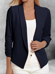 Giacca blazer donna blu scuro, elegante e casual, abbinata a top bianco. Moda femminile, abbigliamento versatile per ufficio e tempo libero.