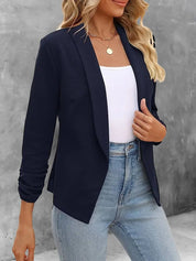 Giacca blazer donna blu scuro, elegante e casual, abbinata a top bianco e jeans chiari. Look moderno per ufficio o uscite informali.