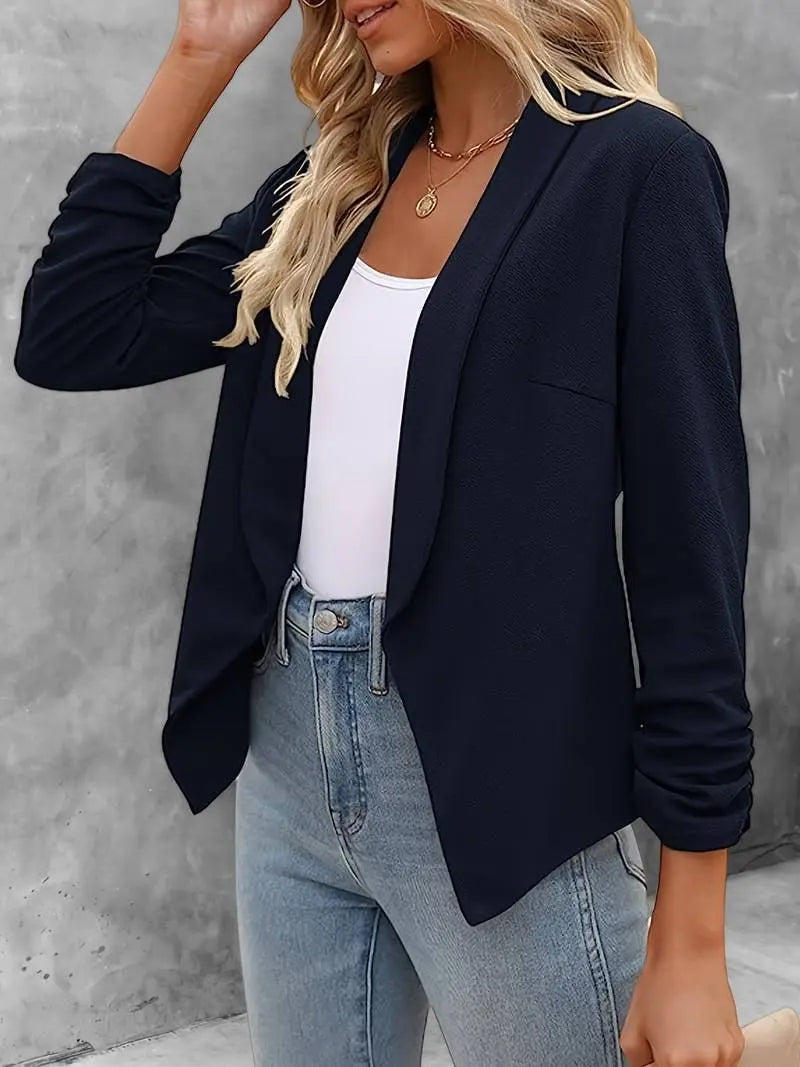 Giacca blazer donna blu scuro, elegante e casual, abbinata a jeans chiari e top bianco. Look moderno per ufficio o uscite informali.