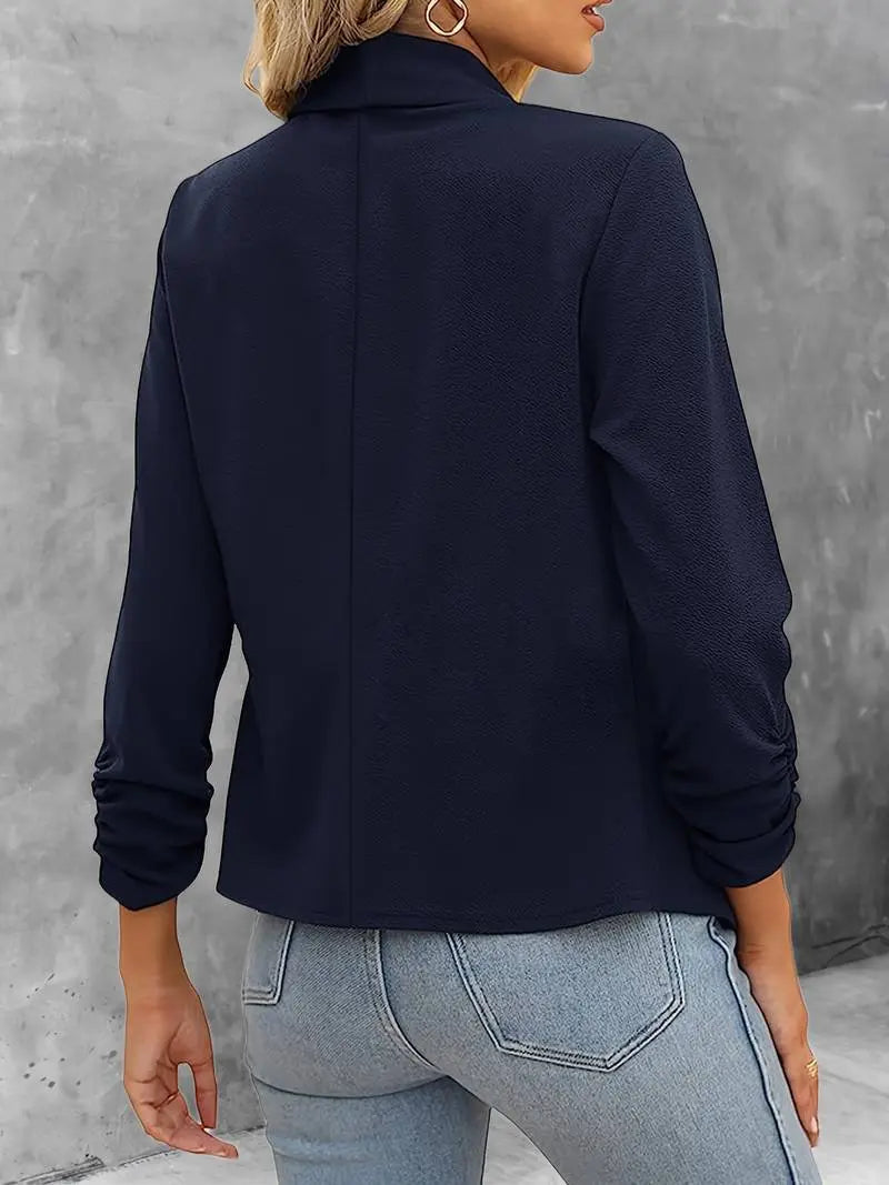 Giacca blazer donna blu scuro, maniche lunghe, design elegante, abbinata a jeans chiari. Moda femminile, abbigliamento casual chic.