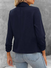 Giacca blazer donna blu scuro, maniche lunghe, design elegante, abbinata a jeans chiari. Moda femminile, abbigliamento casual chic.