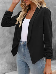 Giacca blazer nero donna, elegante e casual, abbinata a jeans e top bianco. Moda femminile, abbigliamento versatile per ufficio e tempo libero.