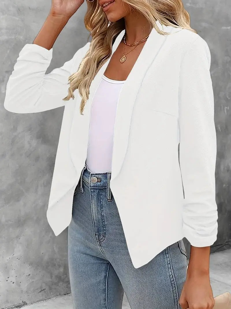 Giacca blazer bianca da donna, elegante e casual, abbinata a jeans e top bianco. Moda femminile, abbigliamento versatile per ogni occasione.