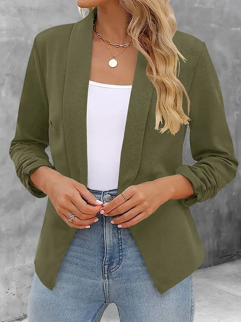 Giacca blazer verde oliva da donna, abbinata a top bianco e jeans. Moda casual elegante, ideale per look autunnali.