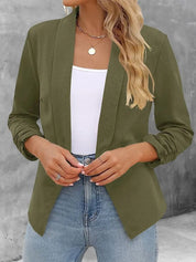 Giacca blazer verde oliva da donna, abbinata a top bianco e jeans. Moda casual elegante, ideale per look autunnali.