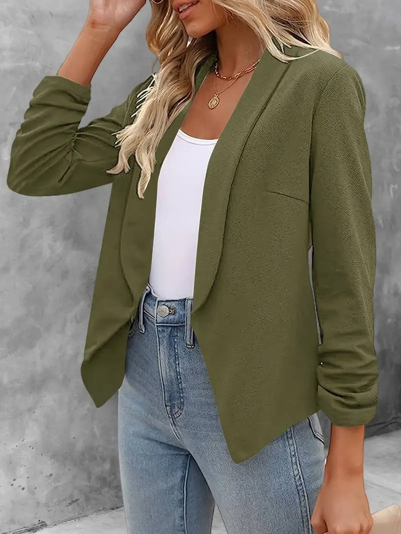 Giacca blazer verde oliva da donna, abbinata a top bianco e jeans. Look casual chic, moda femminile, abbigliamento autunnale elegante.