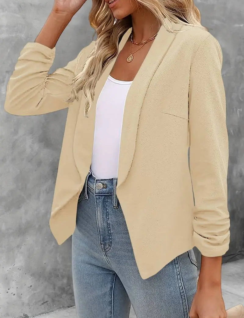 Giacca beige da donna, elegante e casual, abbinata a jeans e top bianco. Moda femminile, abbigliamento autunnale, stile moderno.